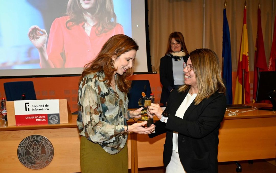 Anabel Díaz vicepresidenta de UBER premiada por la Facultad de Informática de la UMU